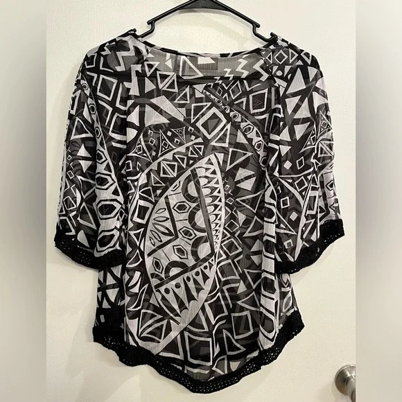 Chico's Black and White Geometric Women's Top, size 1 - Picture 5 of 5